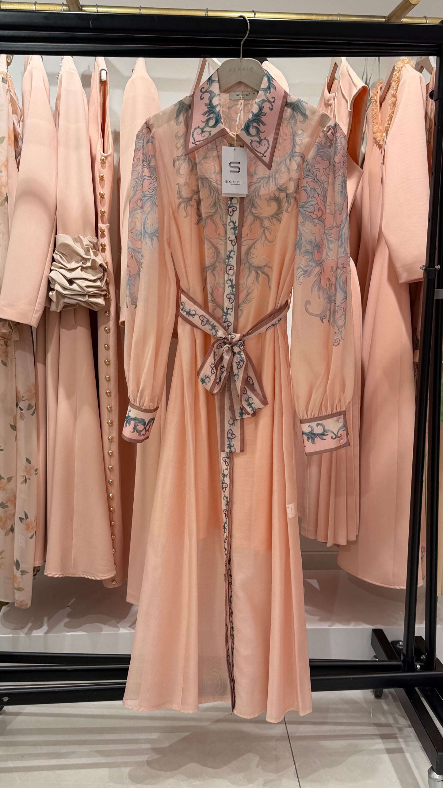 فستان وردي خفيف مع حزام