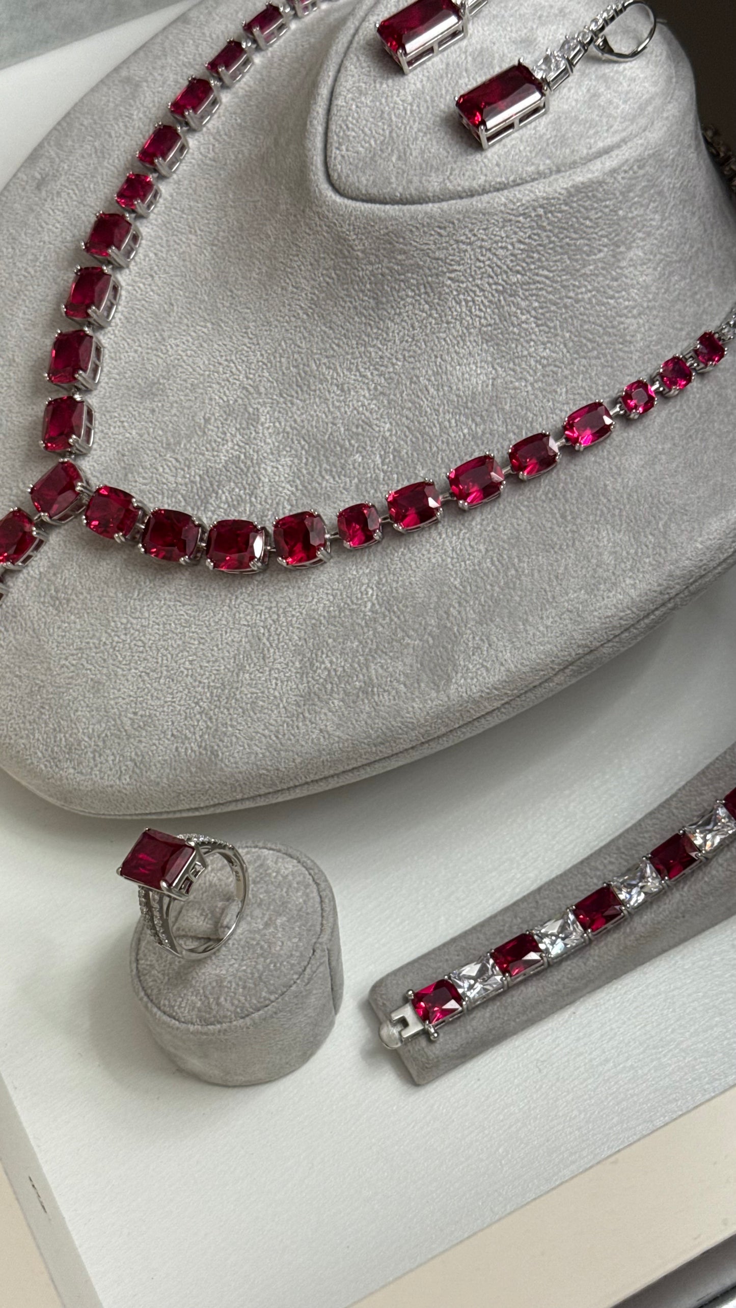 طقم ملكي بحجر الروبي الأحمر – فضة عيار 925