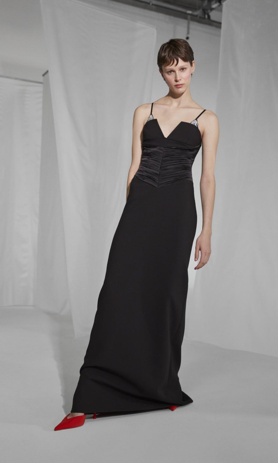 فستان اسود كريب