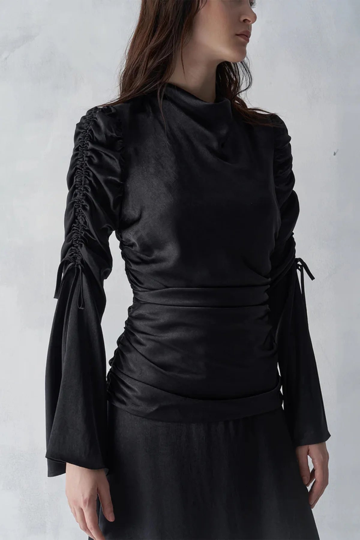 DEGAJE DİK YAKA KOLU BÜZGÜLÜ UZUN ABİYE ELBİSE 9003