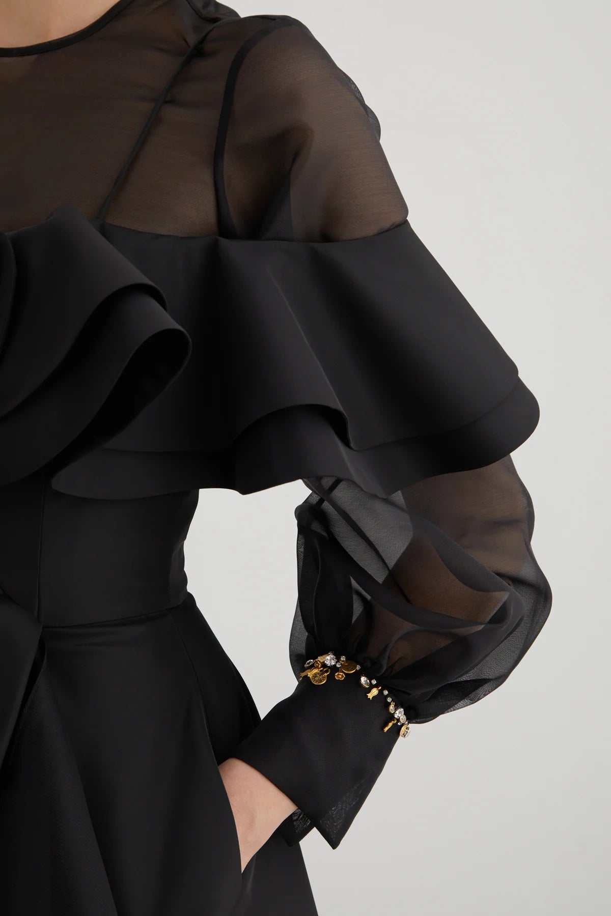 Çıkarılabilir Transparan Bluz Detaylı Manşeti İşlemeli Askılı Elbise