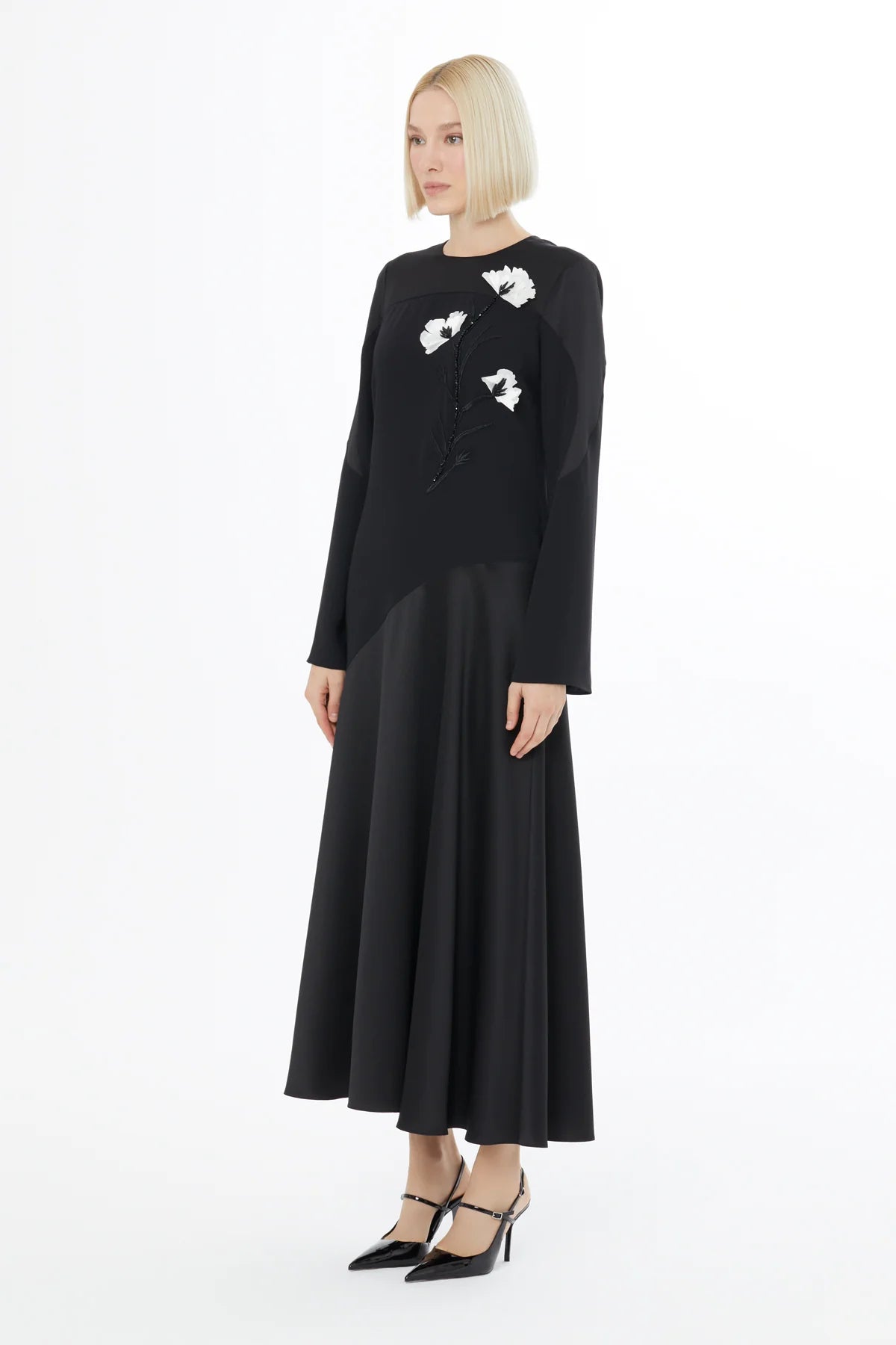 Uzun Kollu Nakış Detaylı Maxi Elbise