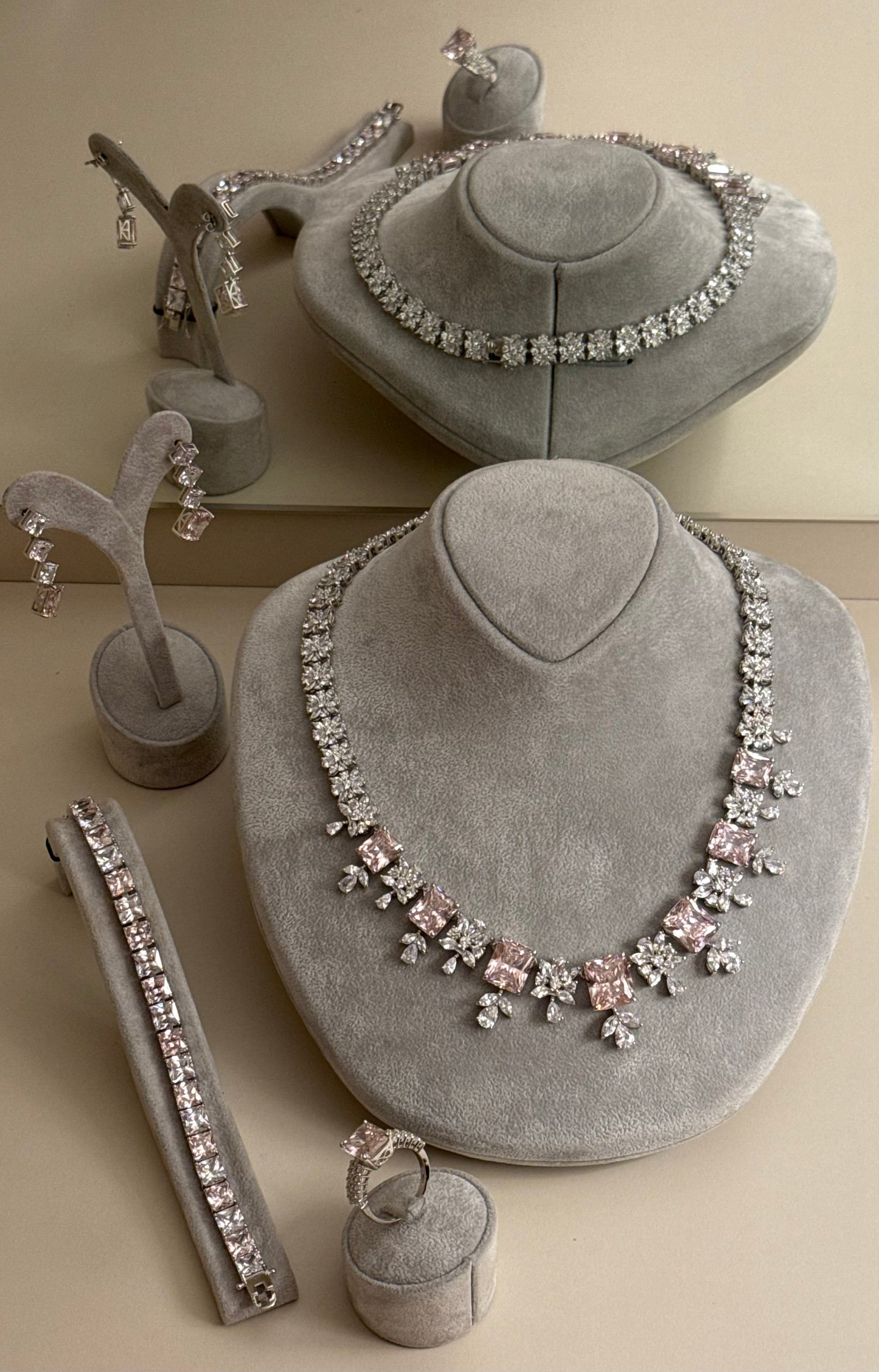 طقم أنيق بحجر التوباز الوردي – فضة عيار 925