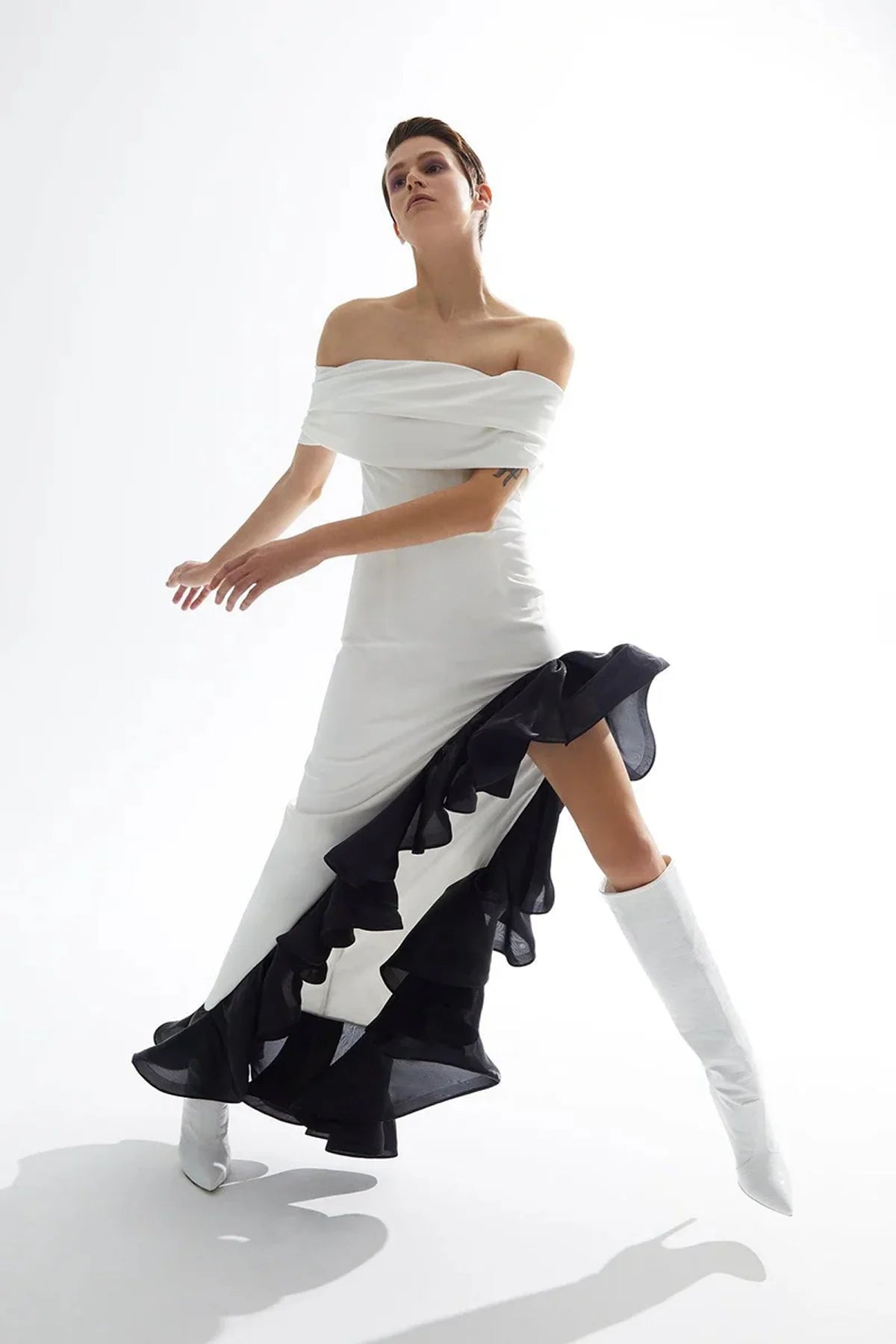 STRAPLEZ DÜŞÜK KOLLU VOLANLI ASİMETRİK KESİM ELBİSE