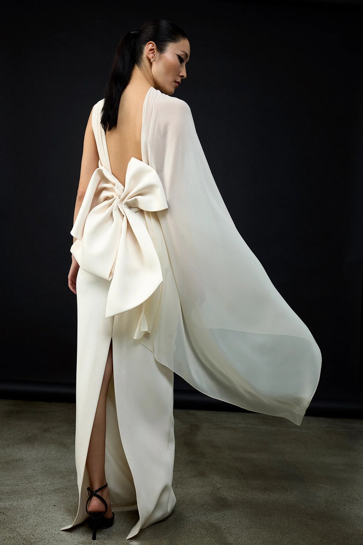 Tül Pelerinli Arka Fiyonk Detaylı Straplez Uzun Abiye ELBİSE 2244