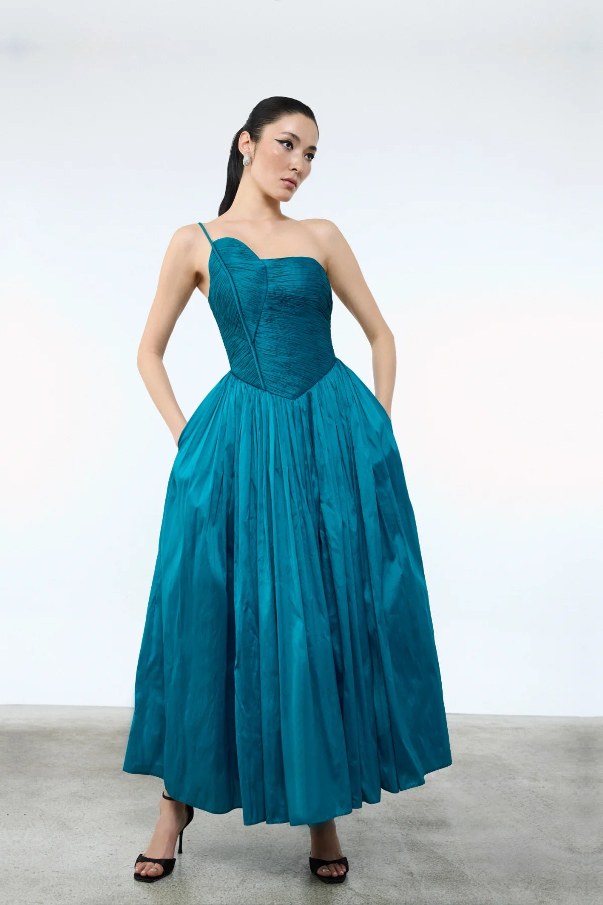 Taş İşlemeli Straplez Saten Abiye Elbise