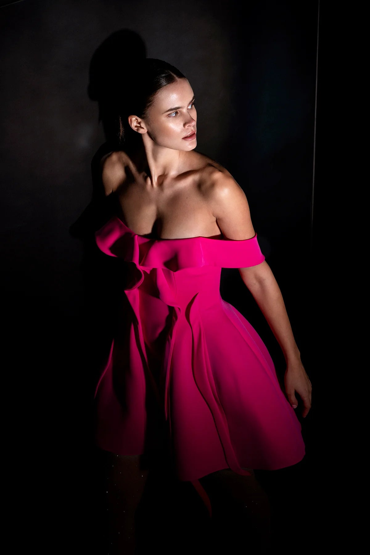 DÜŞÜK OMUZ VOLANLI MİNİ ABİYE ELBİSE