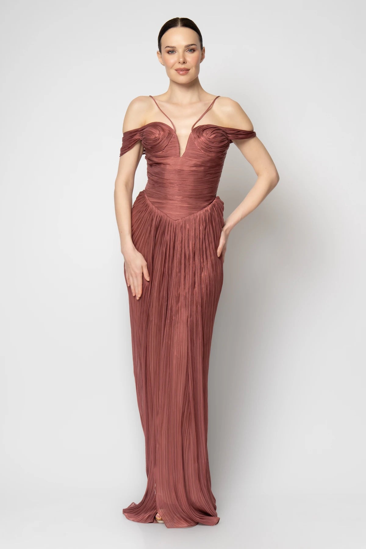 Göğsü el drapeli boyundan askılı ince organze abiye elbise مقاس 38