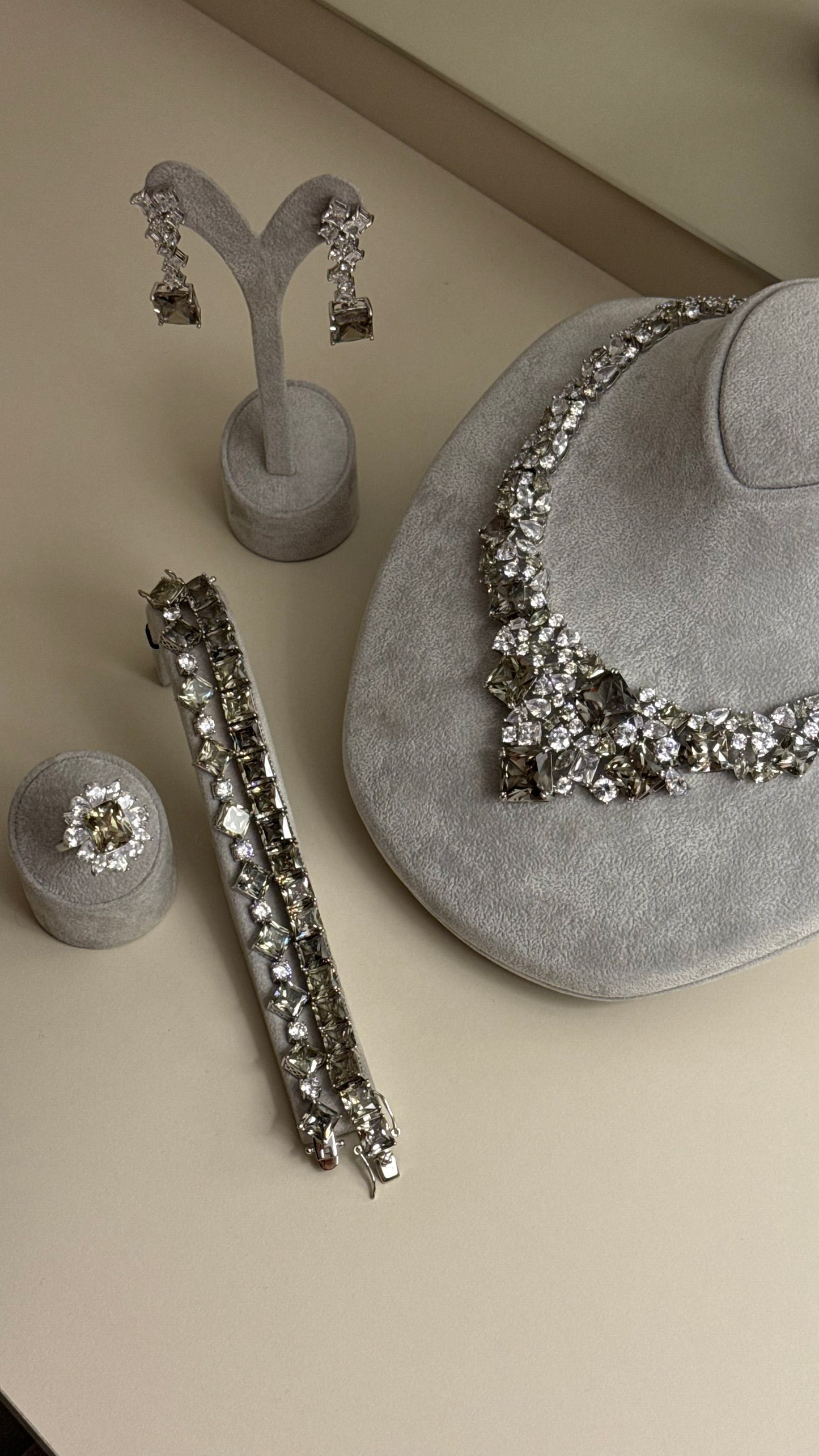 طقم فاخر بحجر الأليكساندرايت النادر – فضة عيار 925