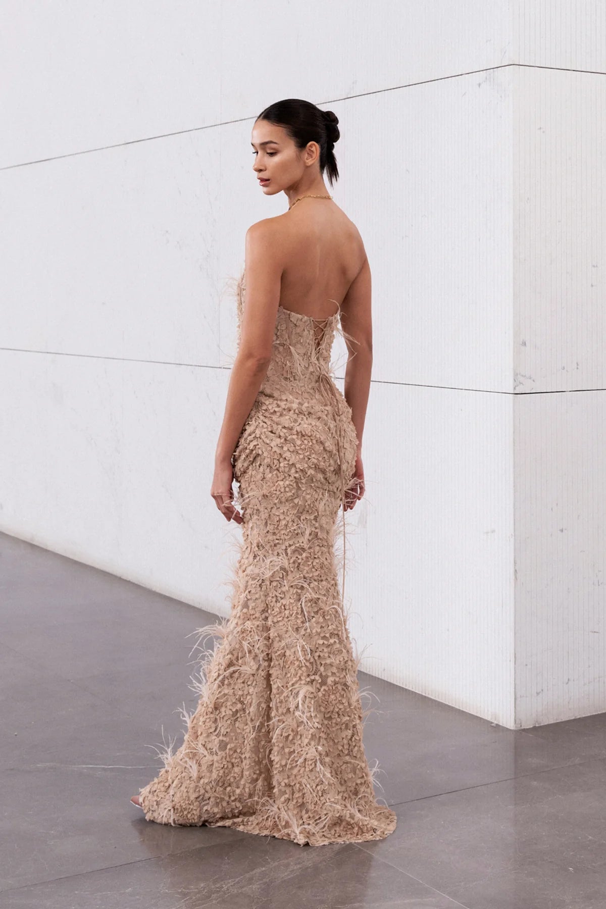 KORSAJLI TÜY DETAYLI STRAPLEZ UZUN ABİYE  ELBISE 1258