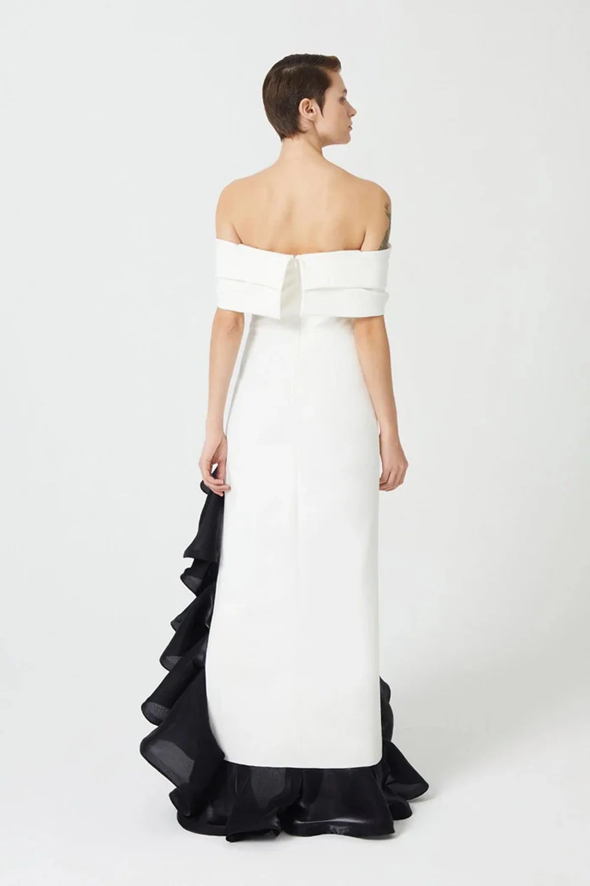 STRAPLEZ DÜŞÜK KOLLU VOLANLI ASİMETRİK KESİM ELBİSE