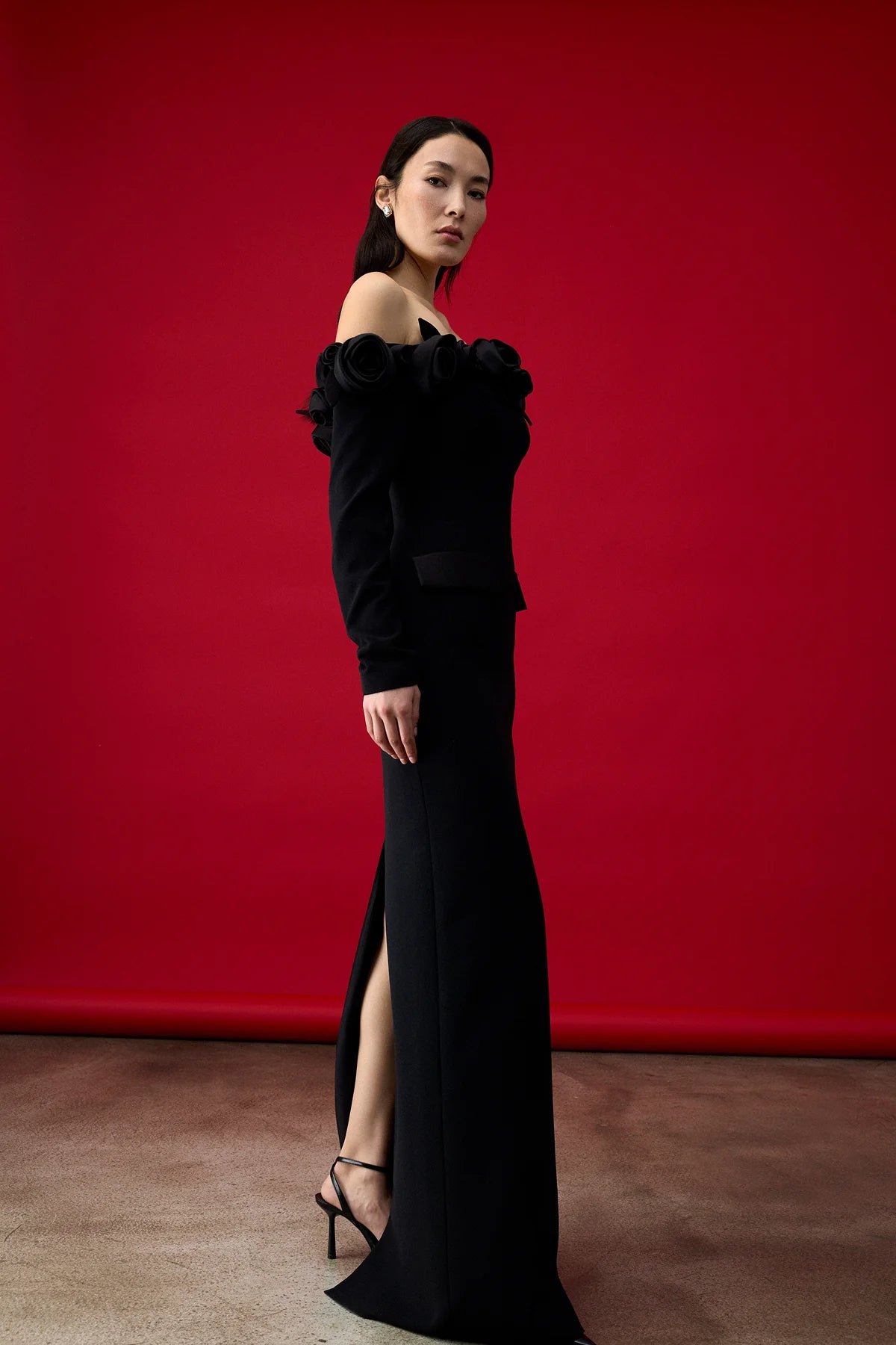 OMUZLARI AÇIK GÜL APLİKELİ UZUN KOLLU ABİYE ELBİSE 2289