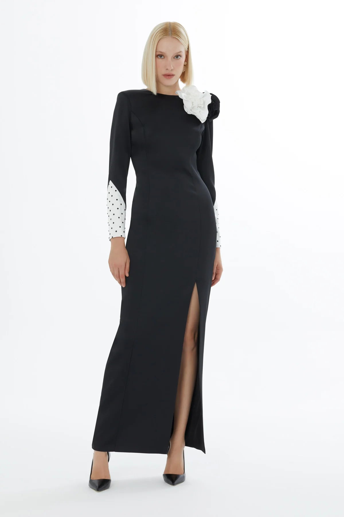 Uzun Kollu Yakada Gül Detaylı Kolları Taşlı Uzun Elbise