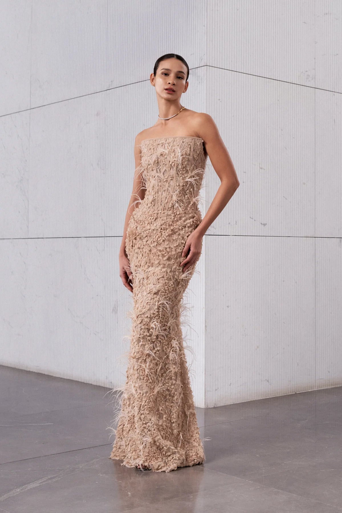 KORSAJLI TÜY DETAYLI STRAPLEZ UZUN ABİYE  ELBISE 1258