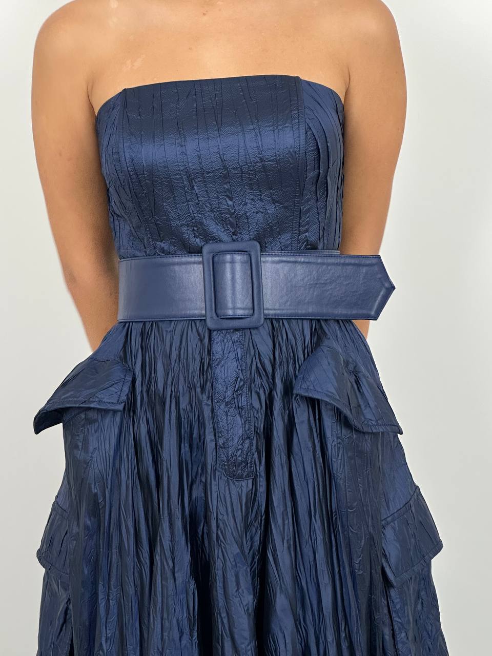 KEMER DETAYLI CEPLİ STRAPLEZ PARLAK UZUN ABİYE ELBİSE 1173