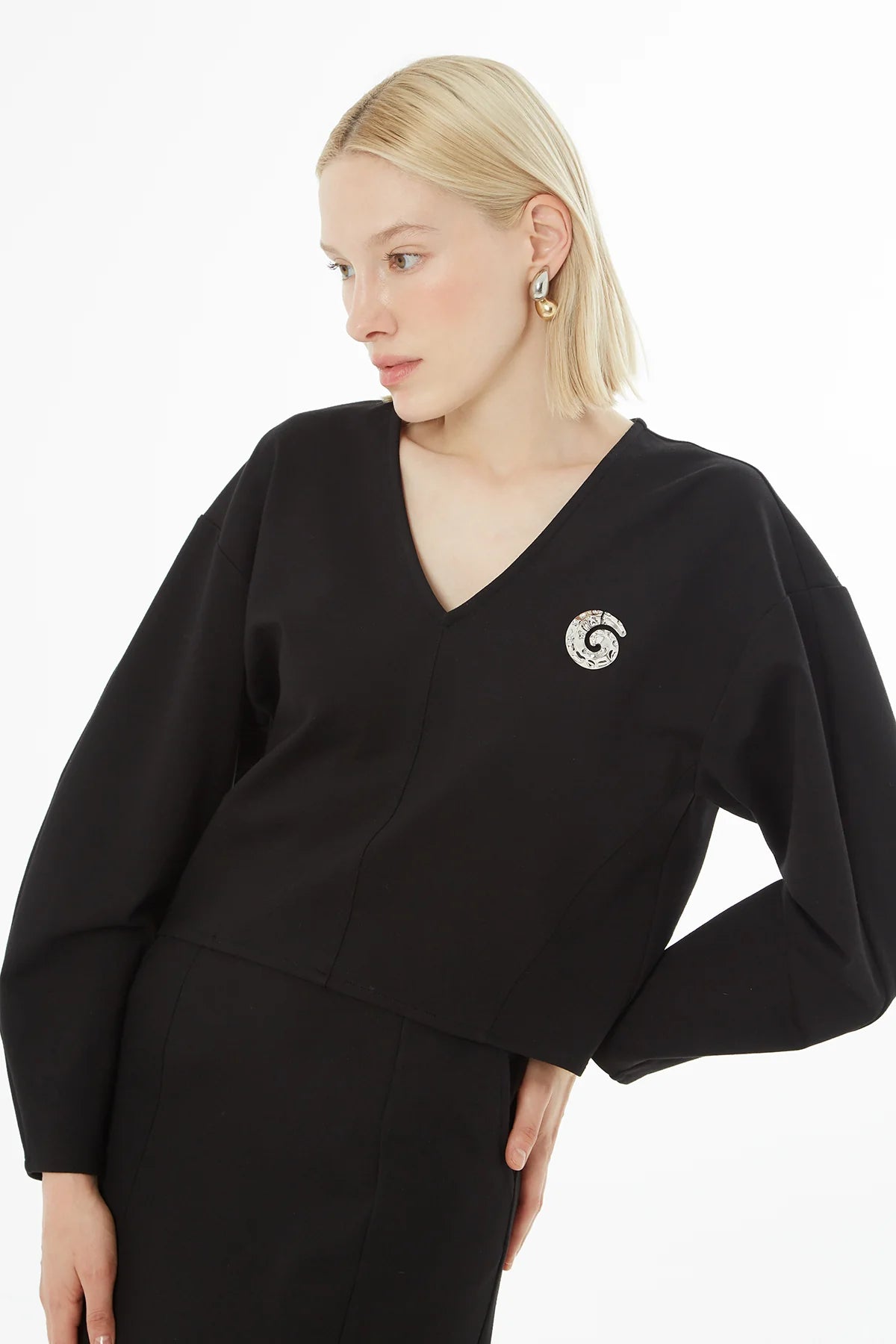 V Yaka Broşlu Bluz Volanlı Etekli Takım