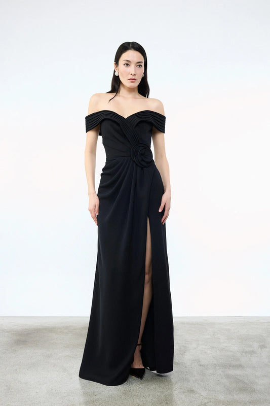 GÜL DETAYLI DRAPELİ YIRTMAÇLI UZUN ABİYE ELBİSE