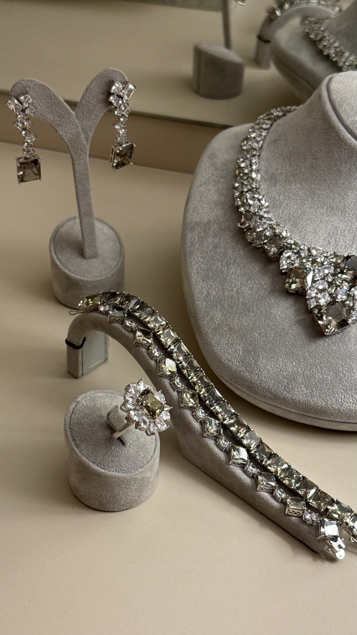 طقم فاخر بحجر الأليكساندرايت النادر – فضة عيار 925