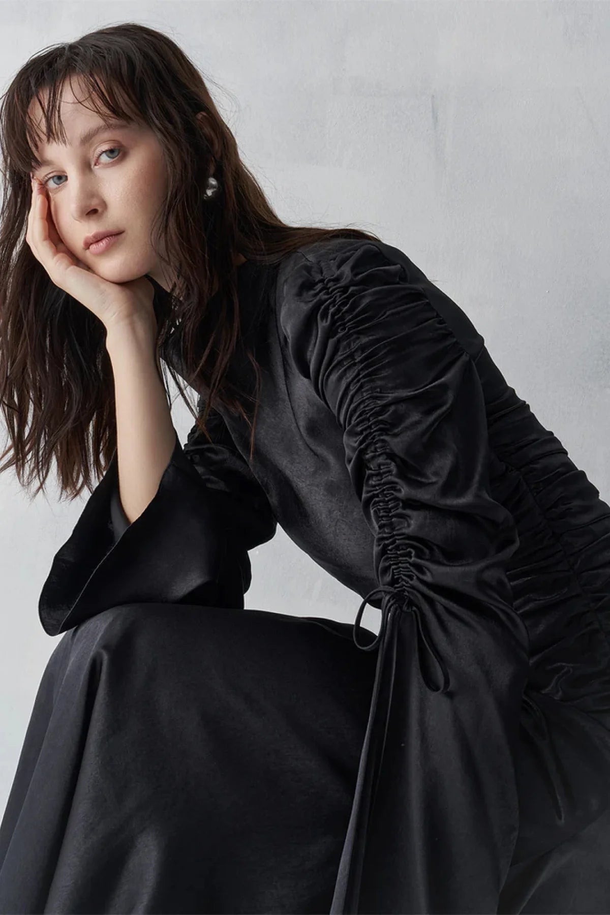 DEGAJE DİK YAKA KOLU BÜZGÜLÜ UZUN ABİYE ELBİSE 9003