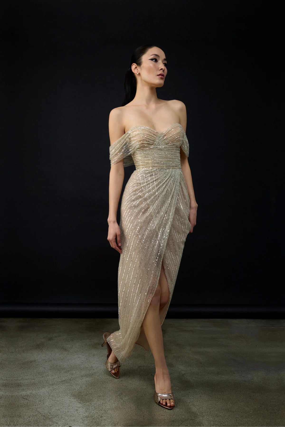 PUL PAYET DETAYLI STRAPLEZ YIRTMAÇLI UZUN ABİYE ELBİSE 2100