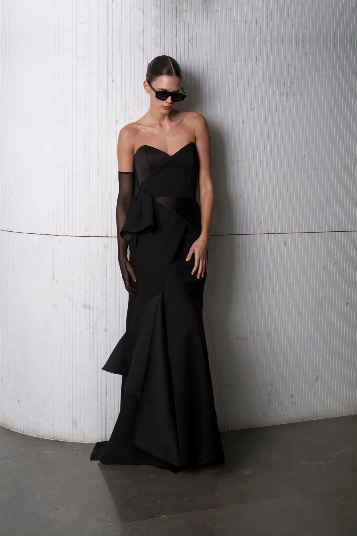 BELİ FİYONKLU STRAPLEZ YIRTMAÇLI ABİYE ELBİSE