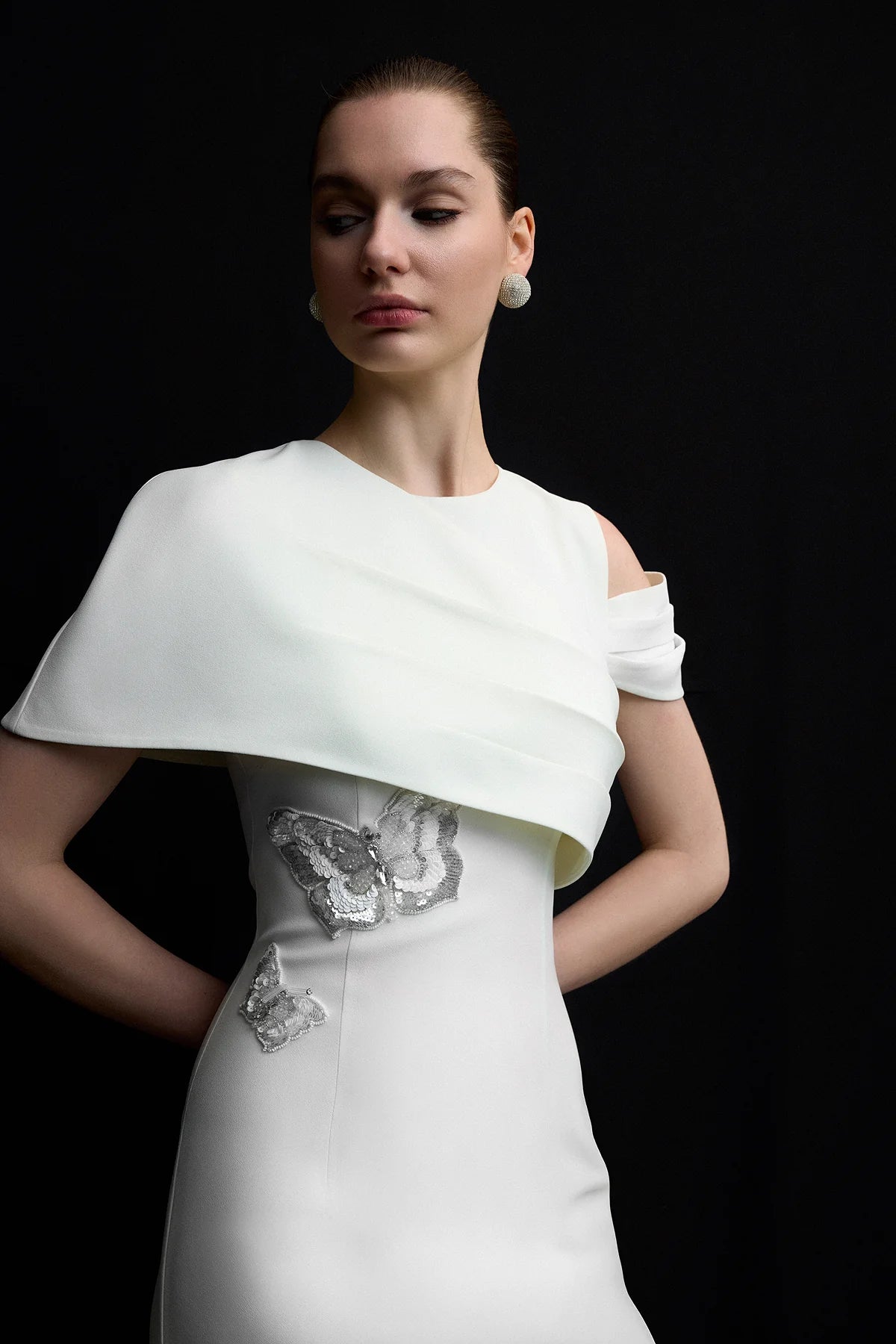 ASİMETRİK DRAPELİ BELİ İŞLEMELİ UZUN ABİYE ELBİSE 1239