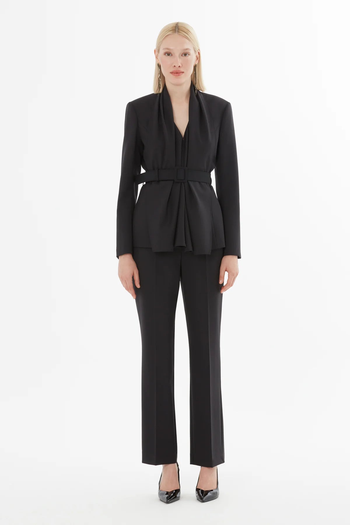 Şal Yakalı Kemerli Ceket Ve Pantolonlu Takım