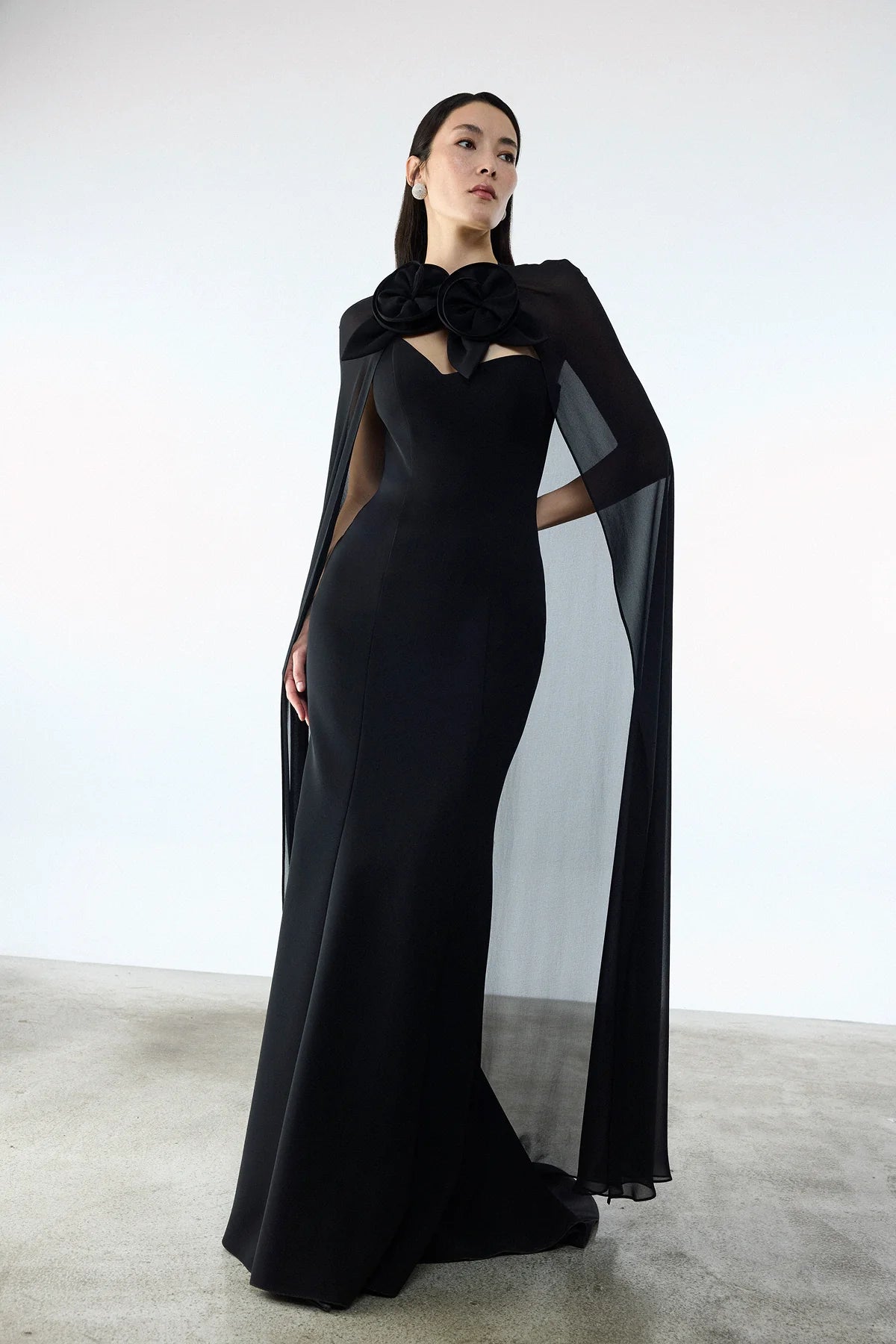 GÜL DETAYLI TÜL PELERİNLİ STRAPLEZ UZUN ABİYE ELBİSE 2258