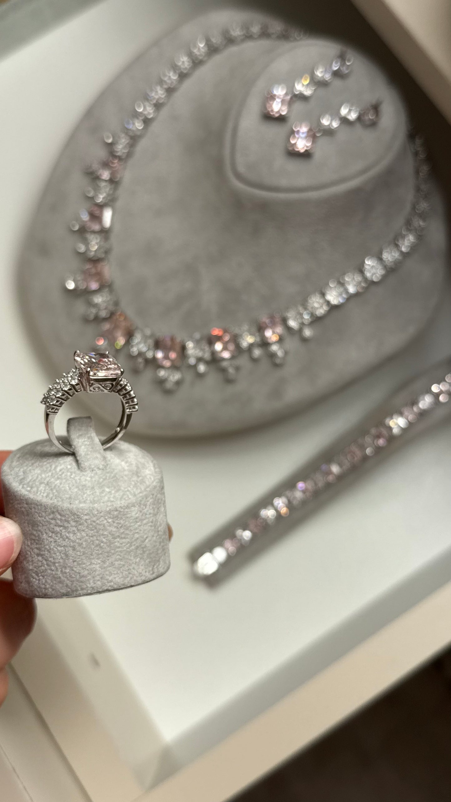 طقم أنيق بحجر التوباز الوردي – فضة عيار 925