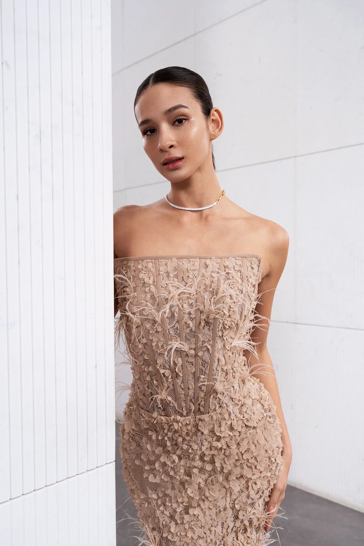 KORSAJLI TÜY DETAYLI STRAPLEZ UZUN ABİYE  ELBISE 1258