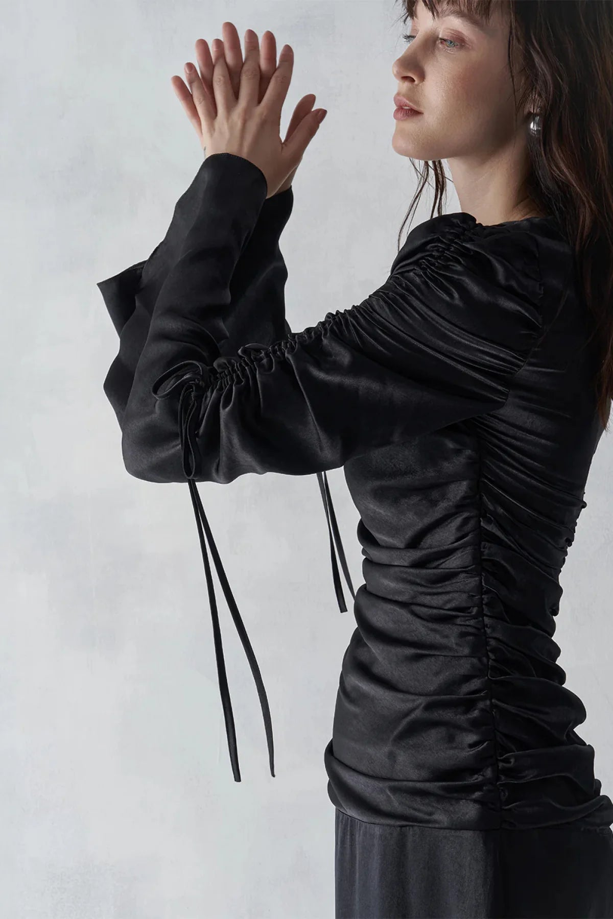 DEGAJE DİK YAKA KOLU BÜZGÜLÜ UZUN ABİYE ELBİSE 9003