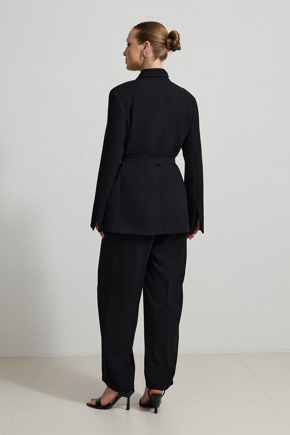 طقم اسود مقاس 36-38