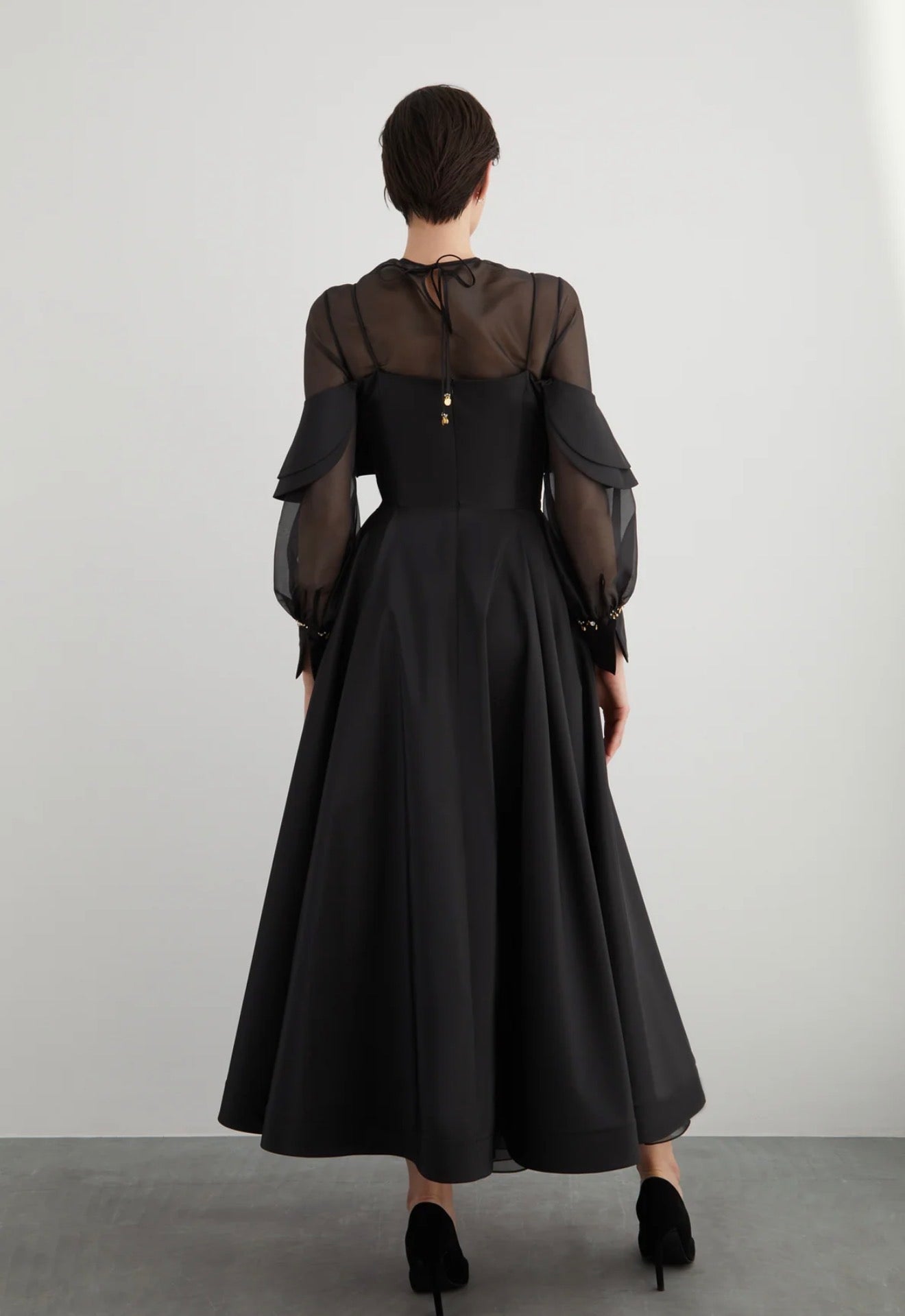 Çıkarılabilir Transparan Bluz Detaylı Manşeti İşlemeli Askılı Elbise