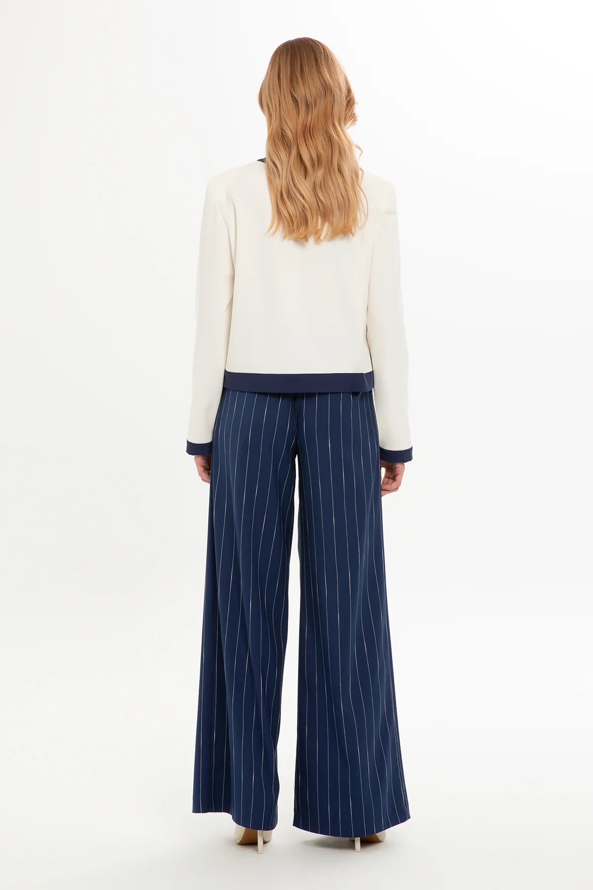 Yuvarlak Yaka Ceket Ve Pileli Pantolonlu Takım