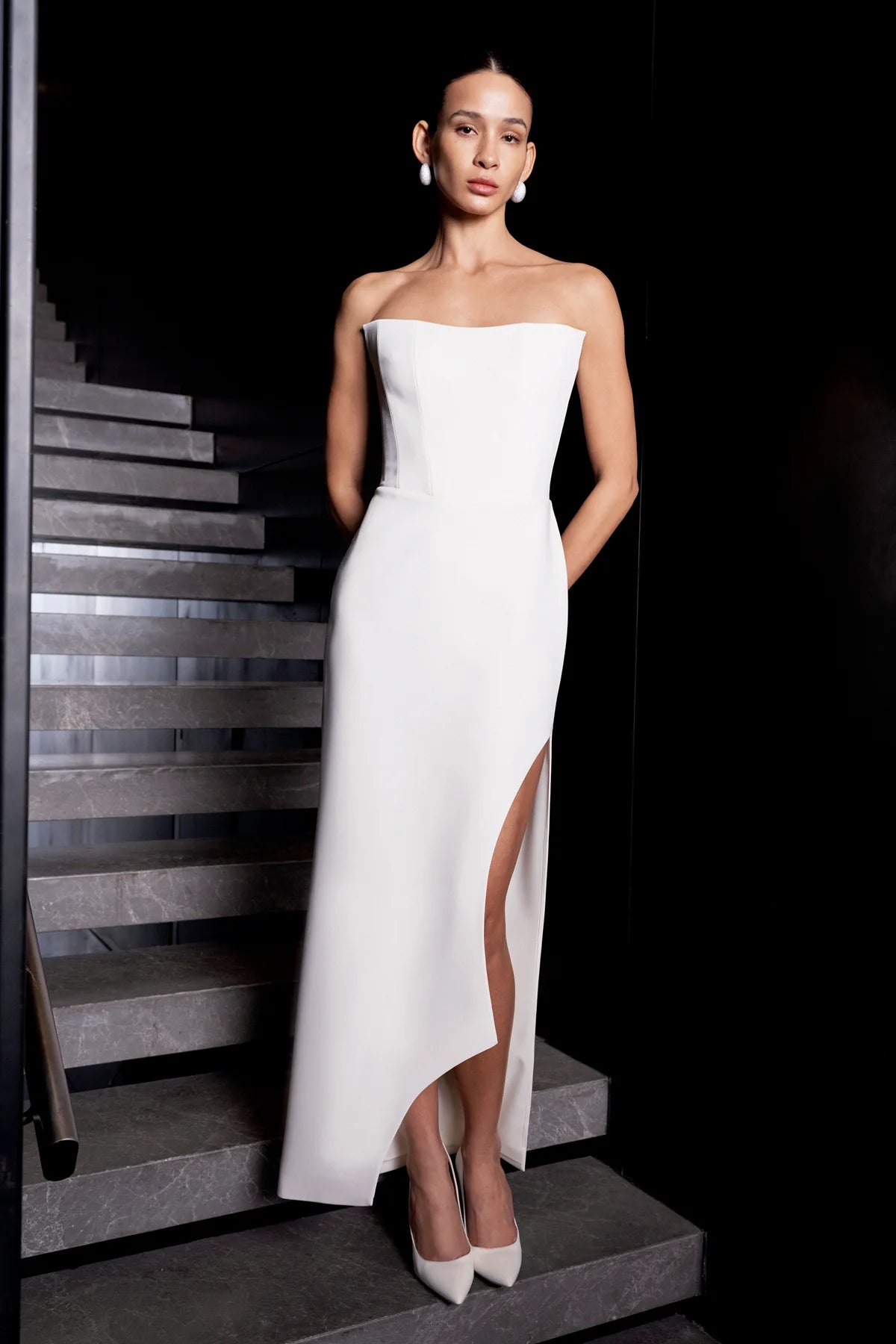 BELİ FİYONKLU STRAPLEZ YIRTMAÇLI ABİYE ELBİSE