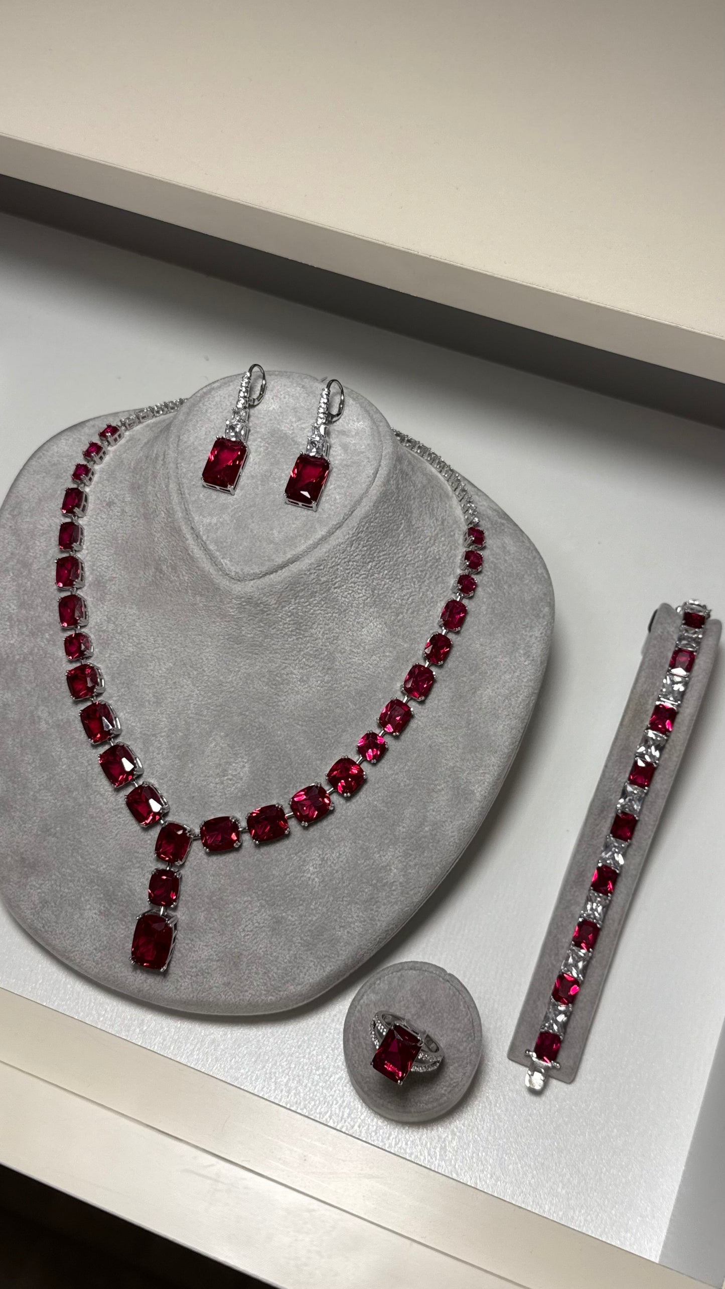 طقم ملكي بحجر الروبي الأحمر – فضة عيار 925