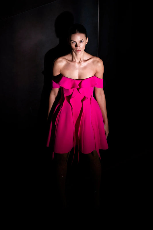 DÜŞÜK OMUZ VOLANLI MİNİ ABİYE ELBİSE