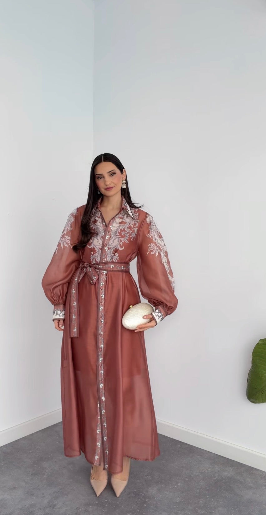 فستان وردي خفيف مع حزام