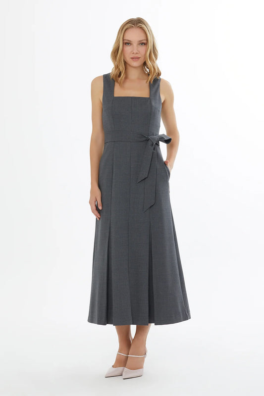 Arkası Gizli Fermuarlı Seyyar Kuşaklı Logolu Maxi Elbise