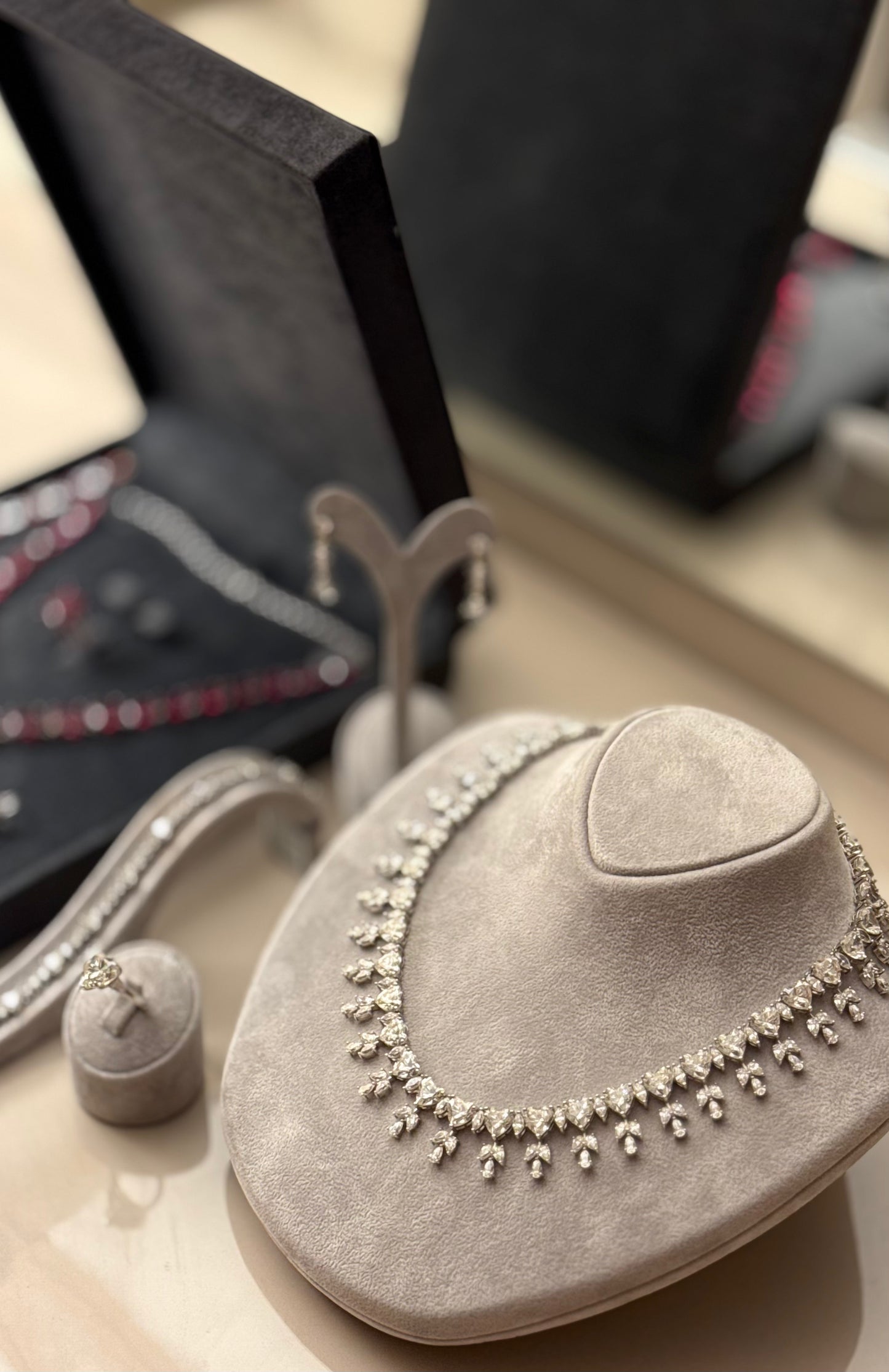 طقم راقي بحجر الموزنايت اللامع – فضة عيار 925