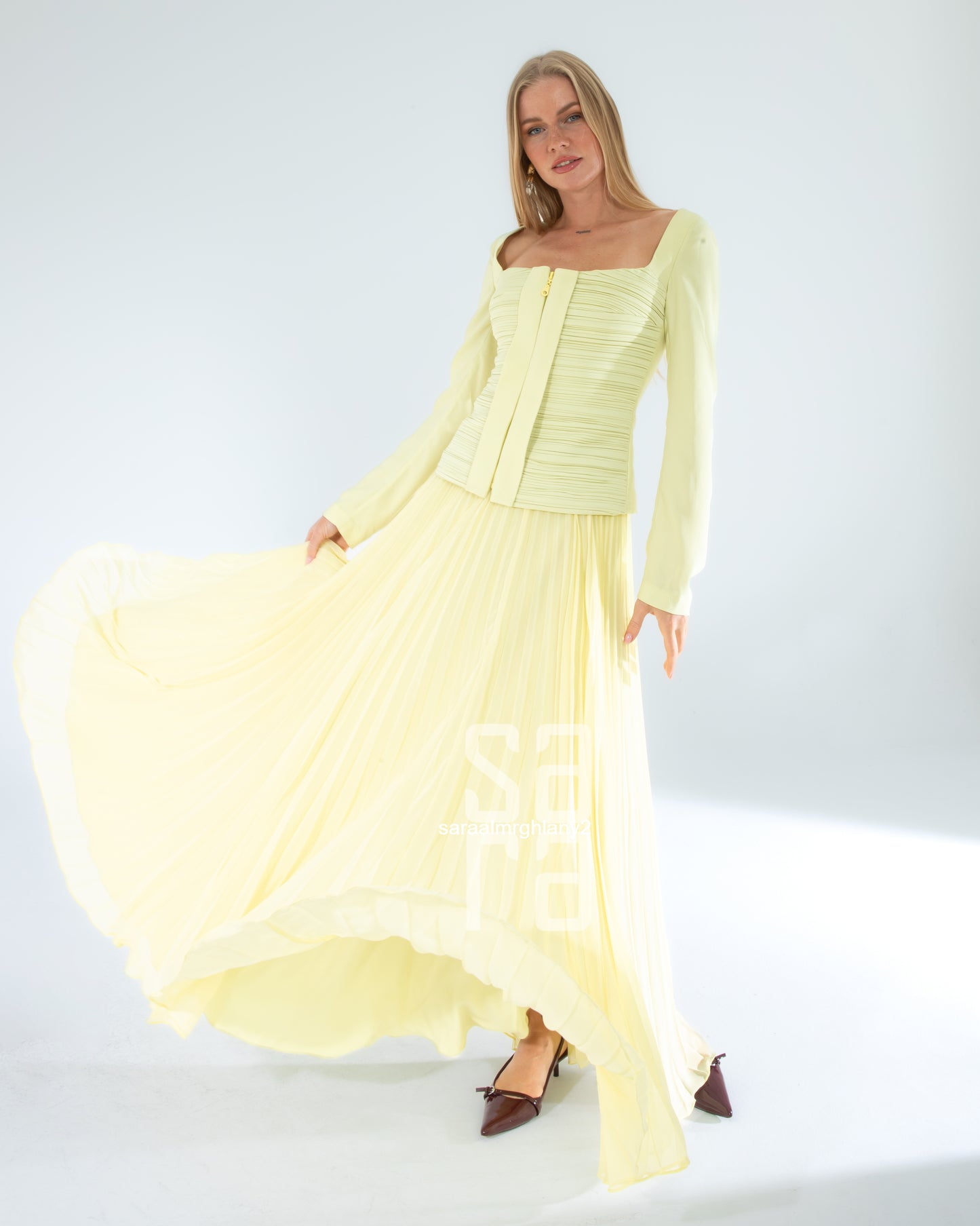 طقم صدرية بدون حمالات باللون الأصفر