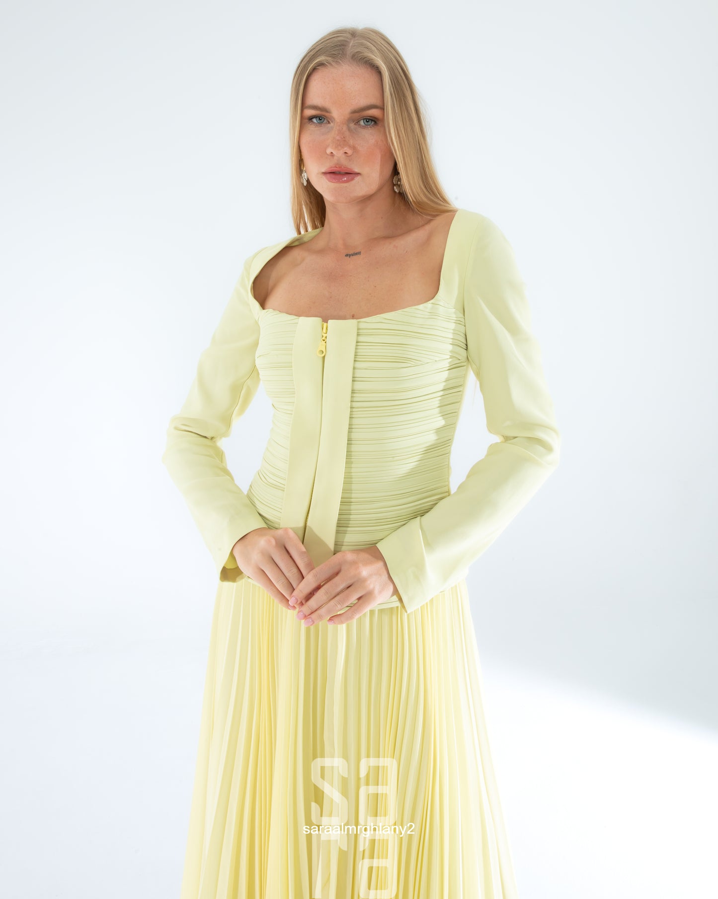 طقم صدرية بدون حمالات باللون الأصفر