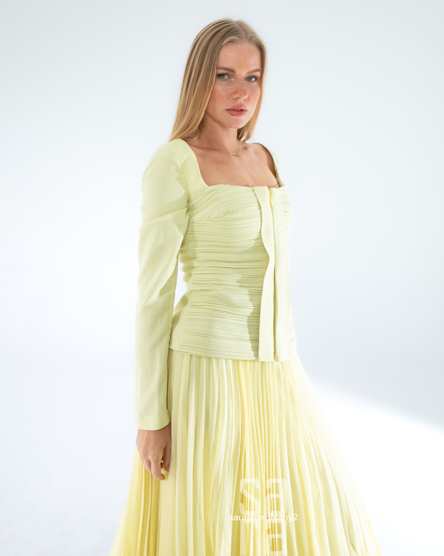 طقم صدرية بدون حمالات باللون الأصفر