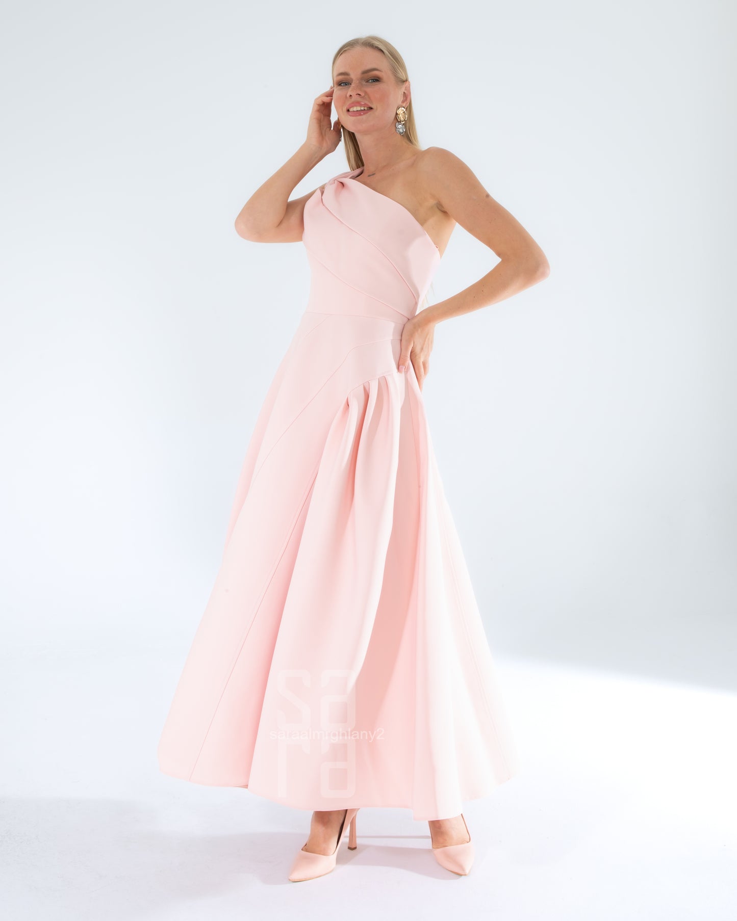 فستان طويل بكتف واحد وتفاصيل عقدة
