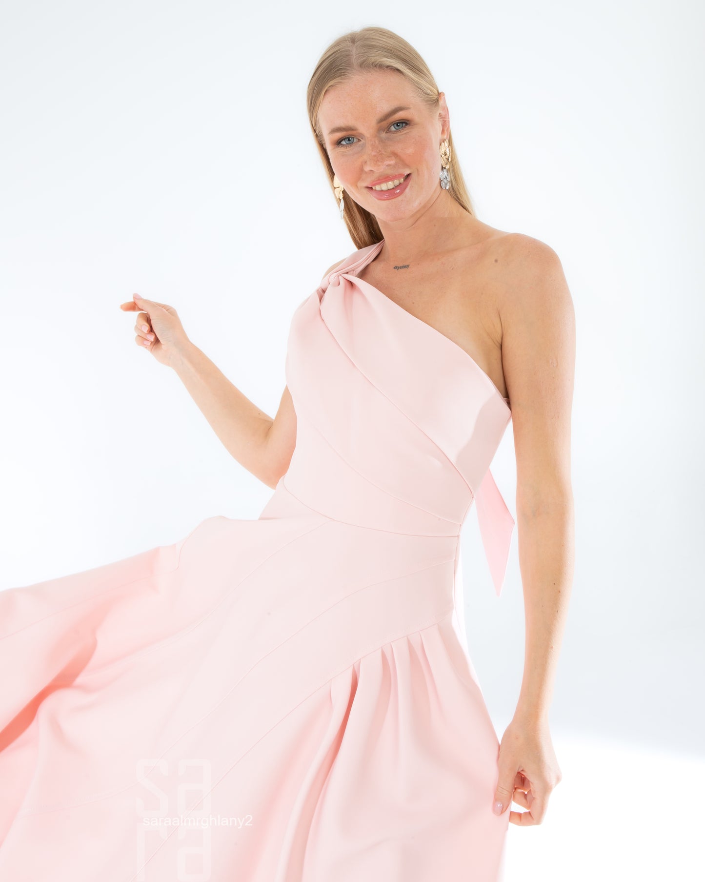 فستان طويل بكتف واحد وتفاصيل عقدة