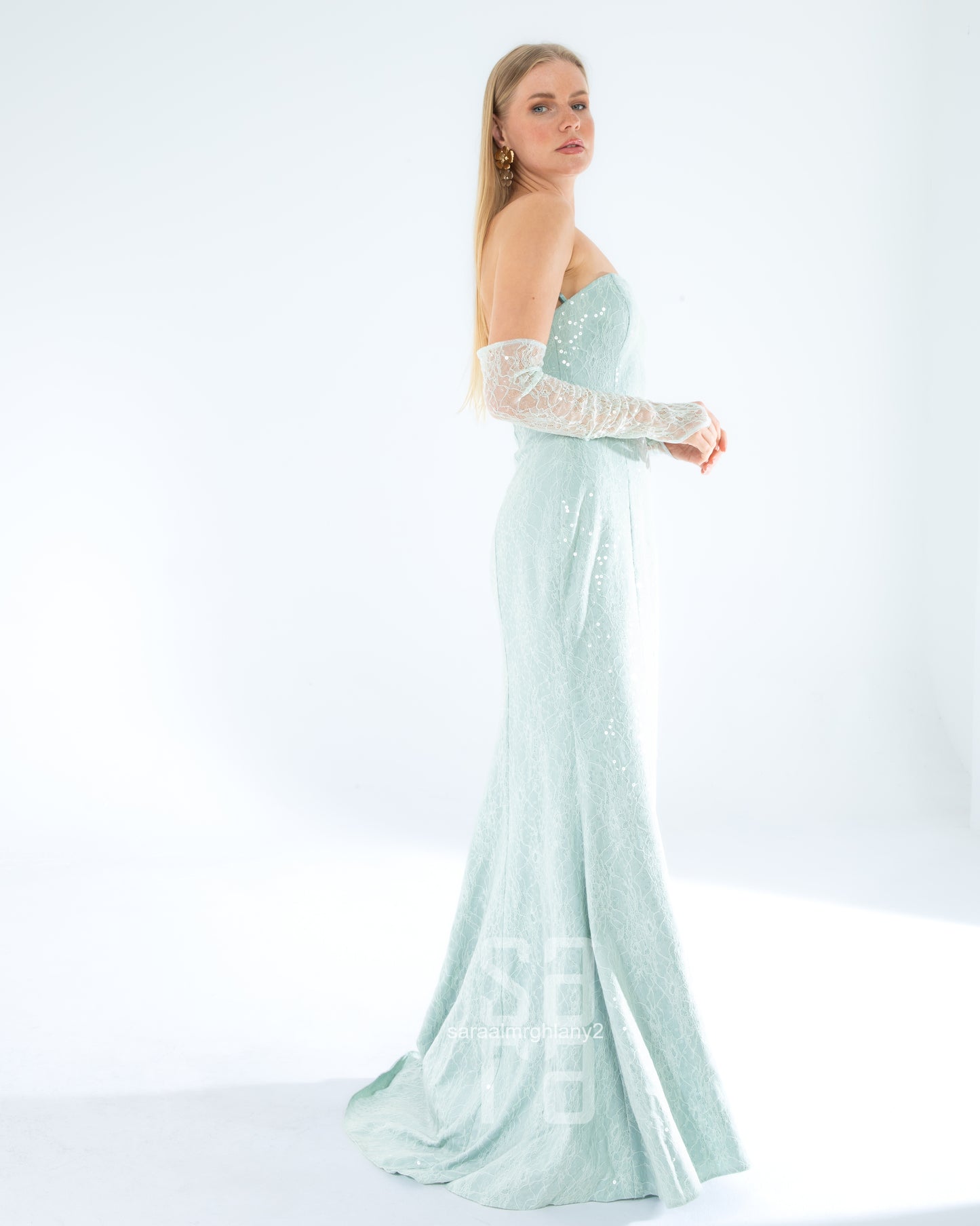 فستان سهرة باللون الأخضر المائي