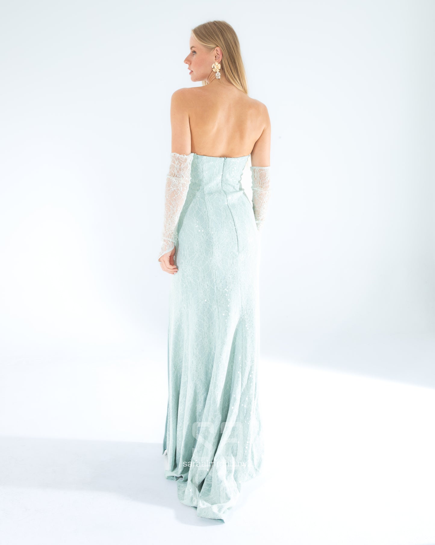 فستان سهرة باللون الأخضر المائي