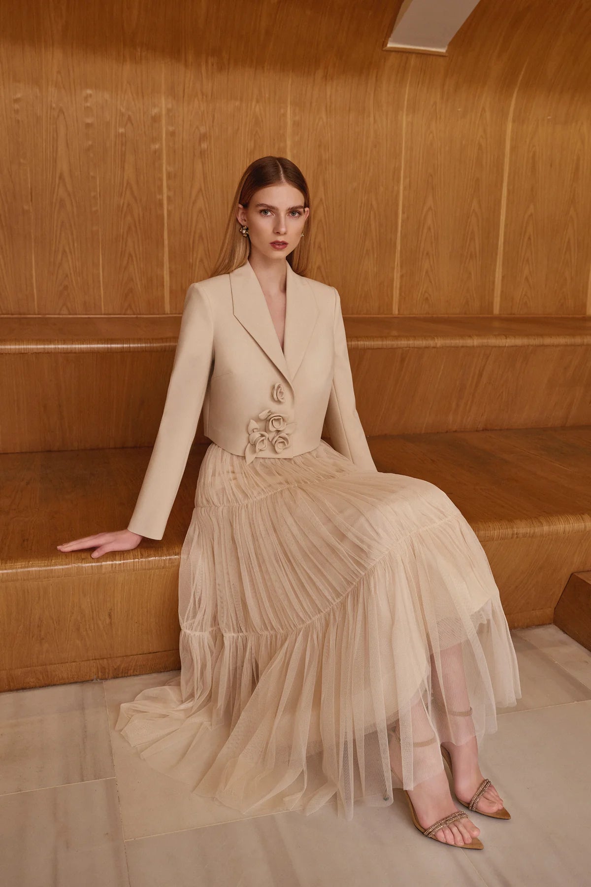 Gül detaylı kısa blazer ceket ve piliseli tül uzun etek takım 2037