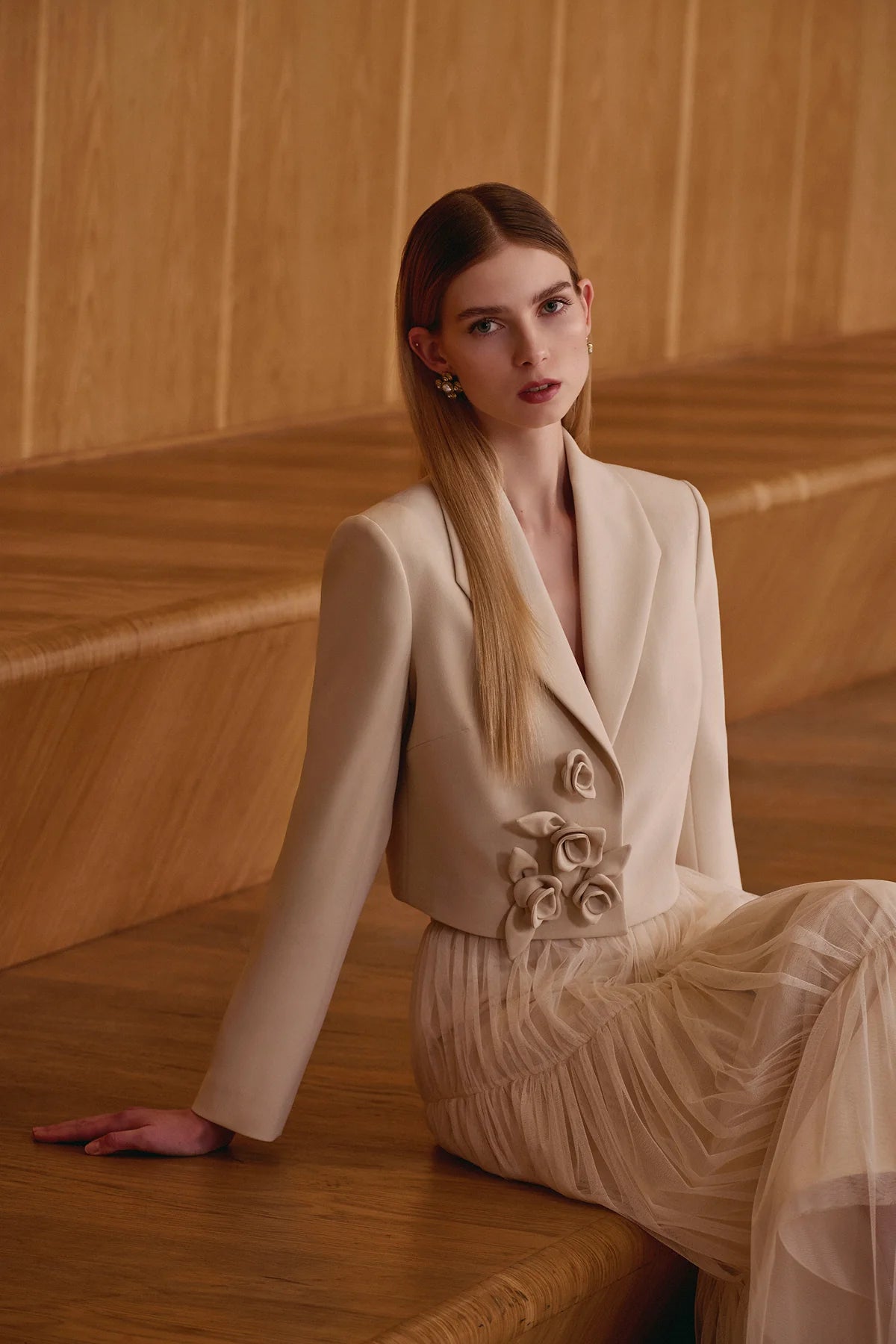 Gül detaylı kısa blazer ceket ve piliseli tül uzun etek takım 2037