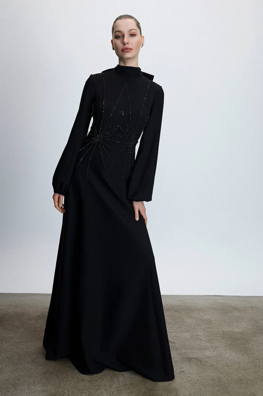 GEOMETRİK TAŞ İŞLEMELİ YÜKSEK YAKA UZUN ABİYE ELBİSE